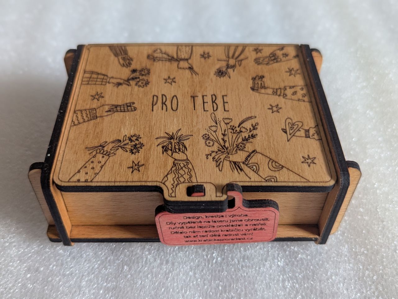 Krabička "Pro tebe" natřená cedrovou lazurou s atestem na dětské hračky s UV filtrem.