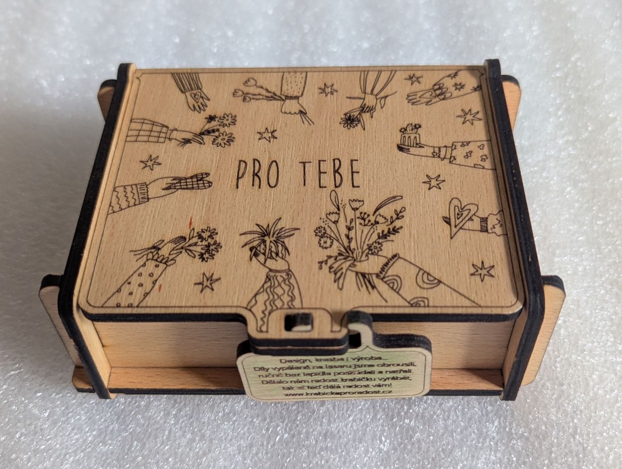 Krabička "Pro tebe" natřená bezbarvou lazurou s atestem na dětské hračky s UV filtrem.